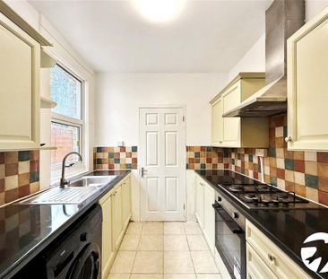 4 bedroom end of terrace house to rent - Photo 4