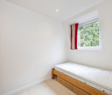 2 bedroom flat in Twickenham - Photo 1