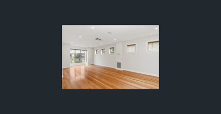 Spacious Modern Townhouse in a Prime Location - Photo 5