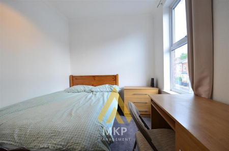 4 bedroom terraced house to rent - Photo 5