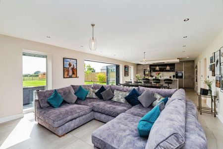 5 bedroom detached house to rent - Photo 2