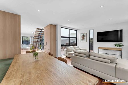 Stylish townhouse 2.5kms from the Parliamentary Triangle - Photo 2