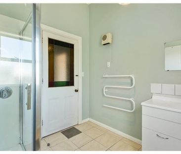 Large Character Four Bedroom Home – Ideal for Students. - Photo 5