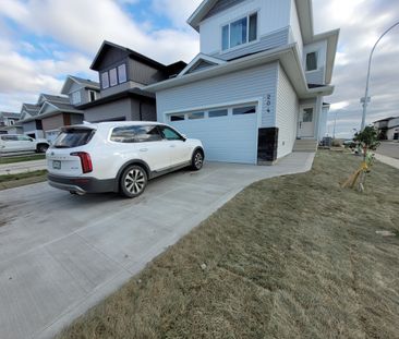 3 Beds & 2.5 Baths Main Floor of House In Aspen Ridge Area - Photo 5