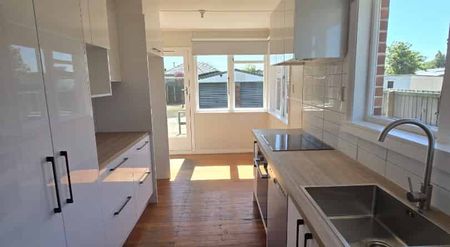 THREE BEDROOMS - HEATPUMP - PETS NEGOTIABLE - Photo 4