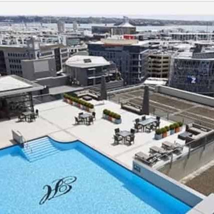 Chic 1 bed furnished apt with pool & gym - Photo 1