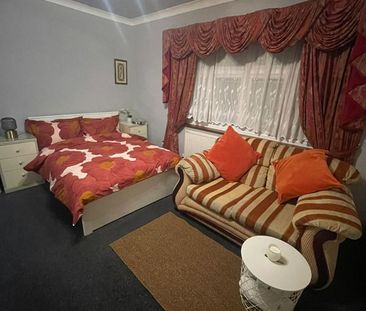 Room in a Shared House, The Drive, IG1 - Photo 3