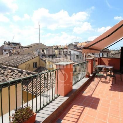 Piazza Navona-ATTIC: Modern, fully renovated 1 Bedroom with large panoramic terrace. Air conditioning, parquet floors, full kitchen, bath. Bright, silent, situated in period building with elevator and doorman. #2212 - Photo 4