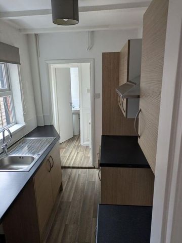 2 bedroom semi-detached house to rent - Photo 5