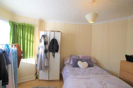 4 bedroom semi-detached house to rent - Photo 4