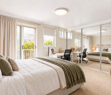 Freshly updated apartment with north-facing living & leafy outlook - Photo 2