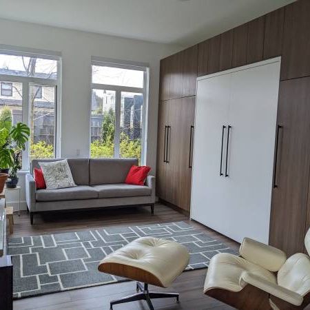 Bright Studio - 588 sqft 10 ft ceilings - Steps from King Ed Skytrain - Photo 1