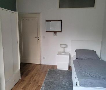 Privates Zimmer mit eigenem Bad, vollmöbliert - bezugsfertig - Photo 1