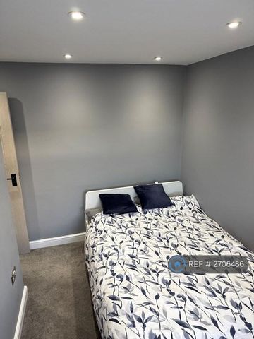 1 bedroom in a house share to rent - Photo 2