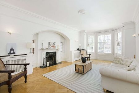 A beautiful, three bedroom, ground floor, period conversion located on Madeley Road. - Photo 2