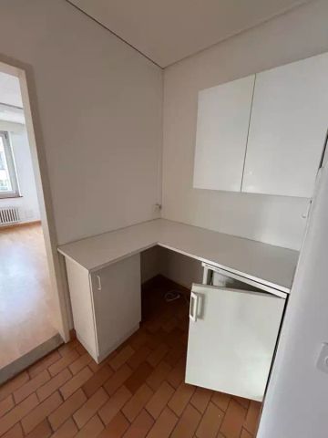 JOLI BUREAU DE 3 PIECES A LOUER A FRIBOURG - RUE DE ROMONT 20 - AU 4EME ETAGE - Foto 4