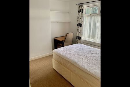 4 Bed Terraced House, Enfield Road, BS16 - Photo 2