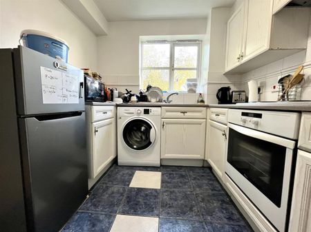 2 Bedroom Flat - Purpose Built To Let - Photo 2