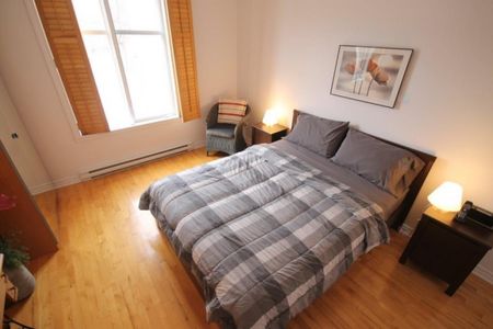 Superbe condo de 1000 p.c. avec 1 chambre et 1 bureau, offert en location complètement meublé, situé dans le secteur du marché Atwater. - Photo 3