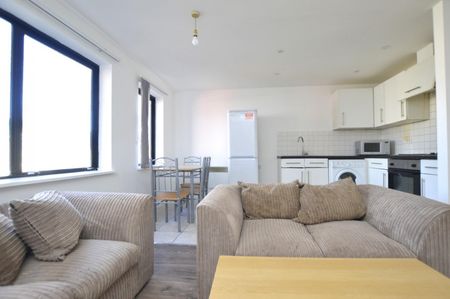 2 bedroom Flat To Let - Photo 2