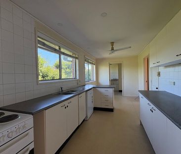 Well located, renovated 4 Bedroom Family Home! - Photo 2