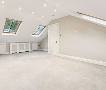 Five bedroom town house located in a popular gated development back... - Photo 4