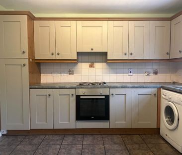 3 Bed Semi-detached House - Photo 2