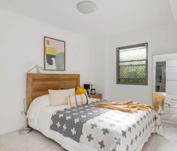 Fully furnished apartment with pool views in Glebe - Photo 5