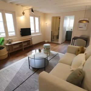 Location meublée - ou bail code civil - Grand studio en dernier étage refait à neuf - Photo 3