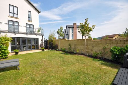 Clover Drive, Cheltenham, Gloucestershire - Photo 2