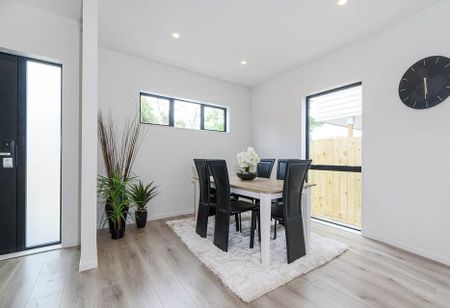 Modern 4 Bedroom Home in Blockhouse Bay - Photo 4