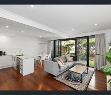 Modern 3-Bedroom Townhouse with Private Street Access - Photo 4