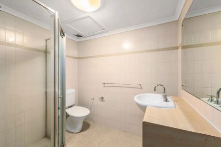 Spacious Studio in the Heart of Taylor Square - Rooftop Access & Parking - Photo 3