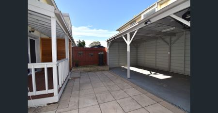 Sunlit Luxe Townhouse with Private Gardens & Premium Upgrades (Professional Garden Maintenance Included) - Photo 2