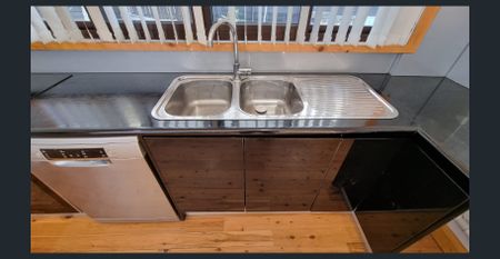 Large family home with extension and seperate 1 bedroom granny flat FAIRFIELD - Photo 4