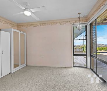 Spacious family home with ocean views - Photo 1