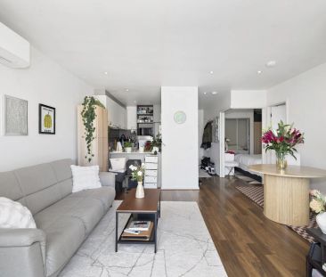 Space and style with the city at your doorstep - Photo 2