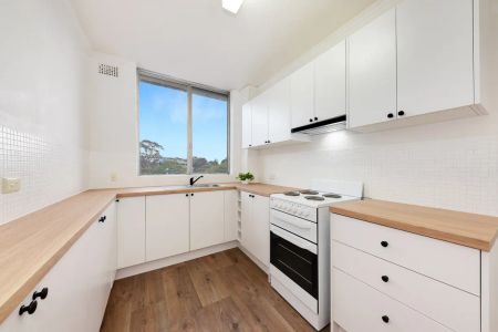 Top floor apartment in prime location - Photo 3