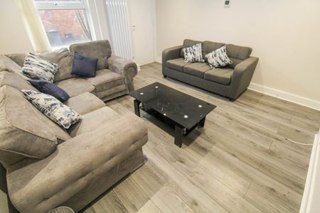 6 bedroom terraced house to rent - Photo 2