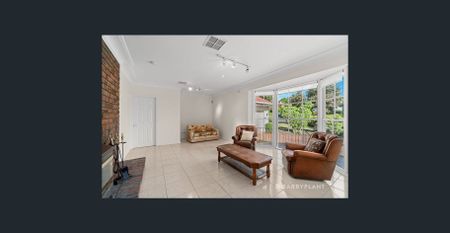 Four Bedroom Plus Study Spacious Family Home ! - Photo 3