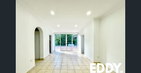 1351Sqm Enttertaining Home | 7 Mins Walk to Killara Station | Gordon East Public School | Lock-Up Garage | Renovated Kitchen | Brand New Carpet - Photo 2