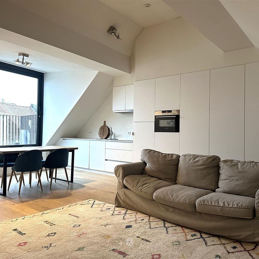 Duplex-penthouse met 3 slaapkamers te huur op het Sint-Pietersplein! - Photo 1