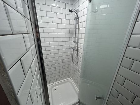 1 bedroom in a flat share to rent - Photo 5