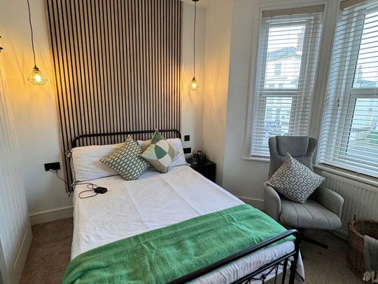 7 stunning Studio Flats in a great location for hospital staff - Photo 1