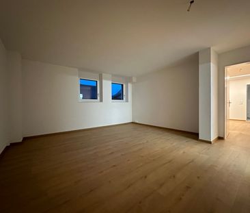 "grosse, moderne 2.5-Zimmer-Wohnung mit Lift und eigenem Waschturm" - Photo 2