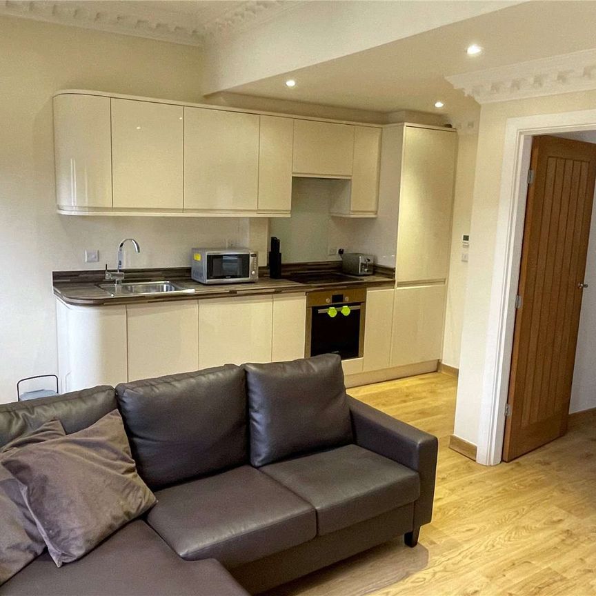 A ground floor one bedroom apartment to rent with an allocated parking space. - Photo 1