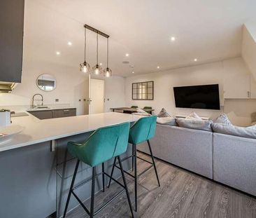 Chapel Grove, Addlestone, Surrey, KT15 - Photo 2