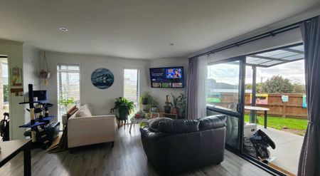 3 Bedrooms, 2 Bathrooms - Photo 2