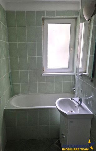 Apartament cu 3 camere, zona Cornisa - Fotografie 5