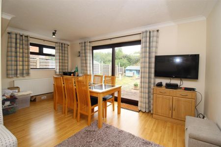 3 bedroom detached house to rent - Photo 2